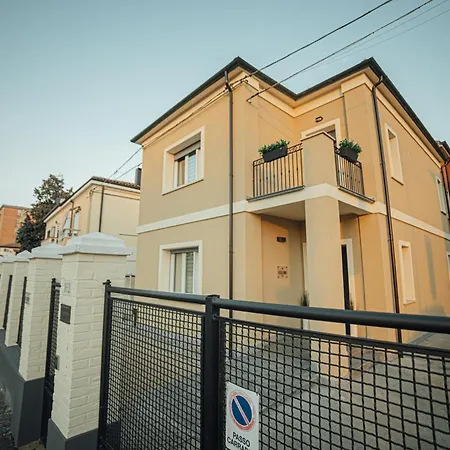 Fellini 3* Феррара